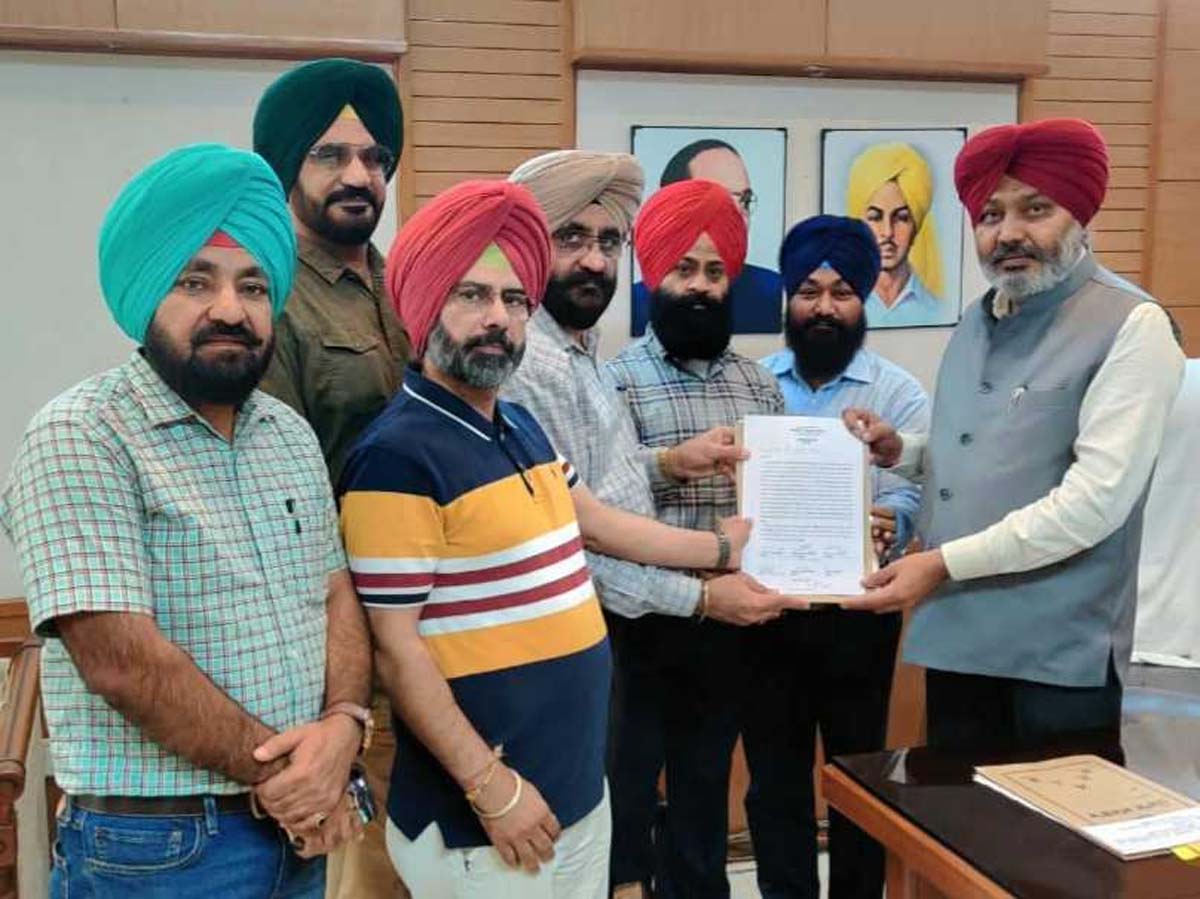 The leaders of the civil secretariat's employee organizations held a meeting with Finance Minister Harpal Cheema